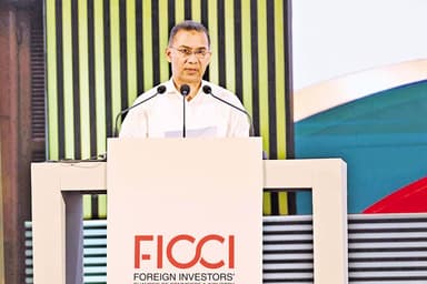 PM invites foreign investors, reiterates $1.0t economy target