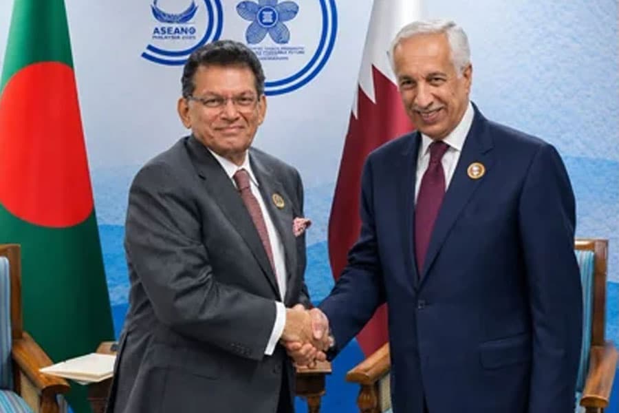 PM invites Qatari investment through letter to Amir
