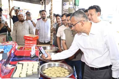 BB governor visits Nila Market to promote ‘Bangla QR’, pays via QR code