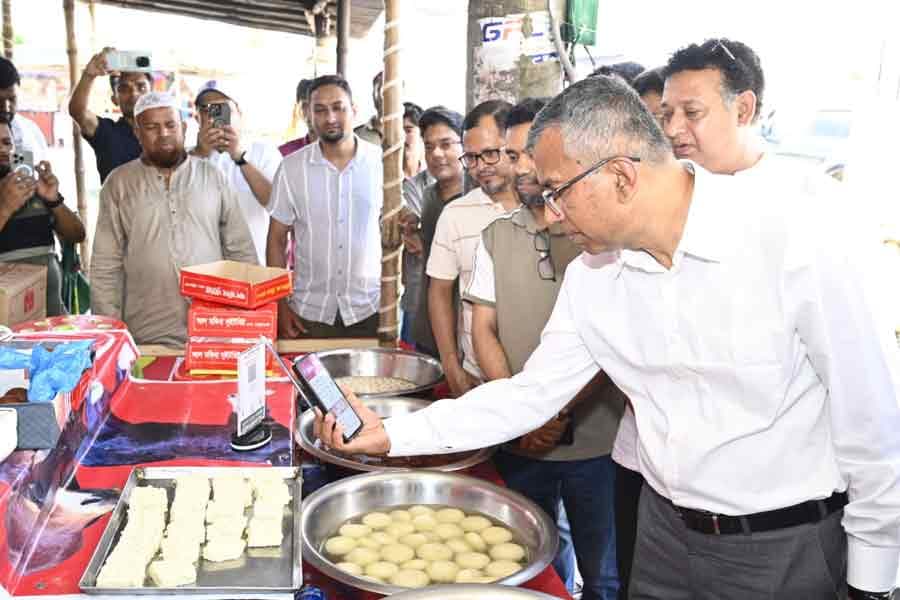 BB governor visits Nila Market to promote ‘Bangla QR’, pays via QR code
