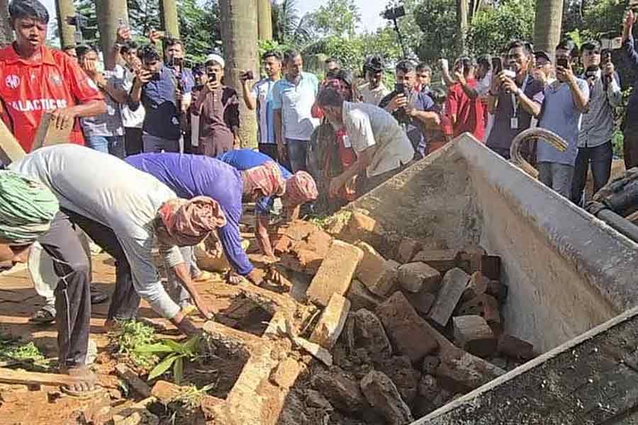 Illegal structures at Suhrawardy Udyan demolished