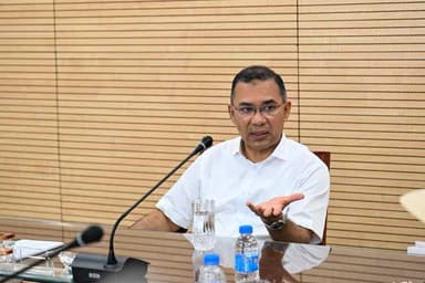 PM seeks editors’ support in framing policy for independent media