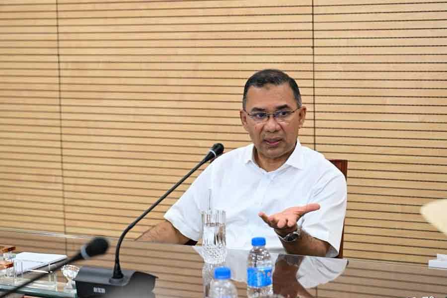 PM seeks editors’ support in framing policy for independent media