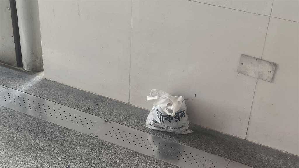 Bomb-like objects found beneath Mirpur-10, Farmgate metro stations