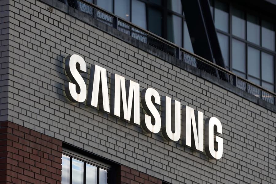 Samsung reports improved profit as its chip business losses narrow
