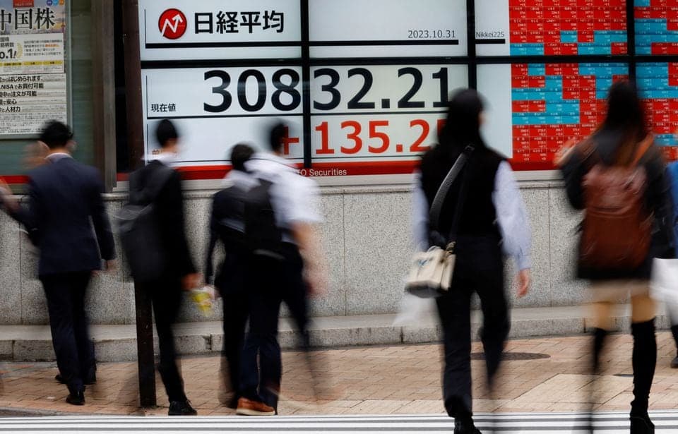 Asia stocks hang onto weekly gains as yields, oil fall