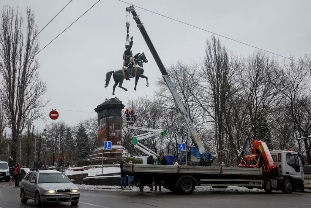 Ukraine presses ahead with removal of Soviet monuments