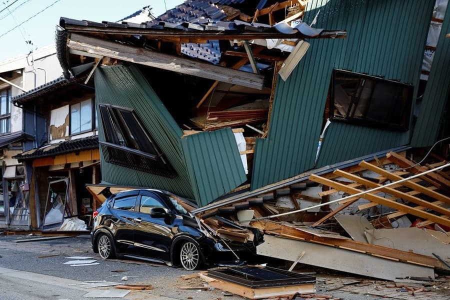 Japan quake: Rescuers rush to reach survivors