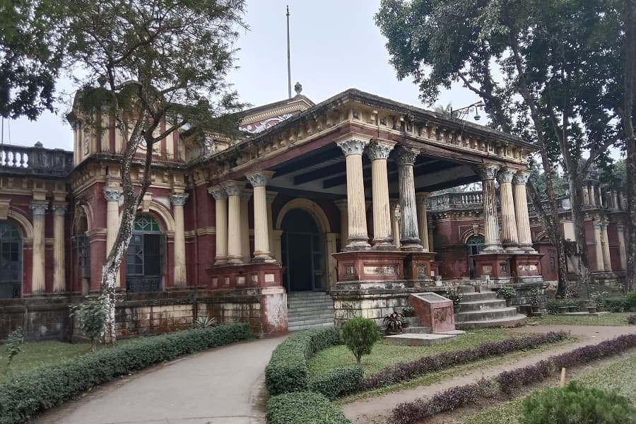 ময়মনসিংহের শশী লজ: স্নানরত গ্রিক দেবী আর হুমায়ুনের 'অয়োময়ে'র মাঝে