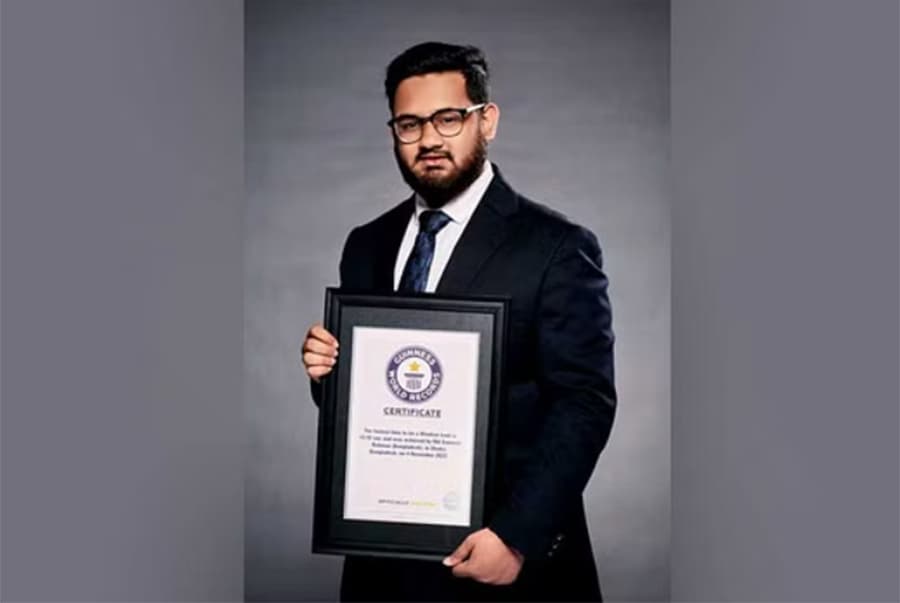 কম সময়ে টাই বেঁধে গিনেস বুকে নাম লেখালেন আইইউবির ছাত্র সামিন