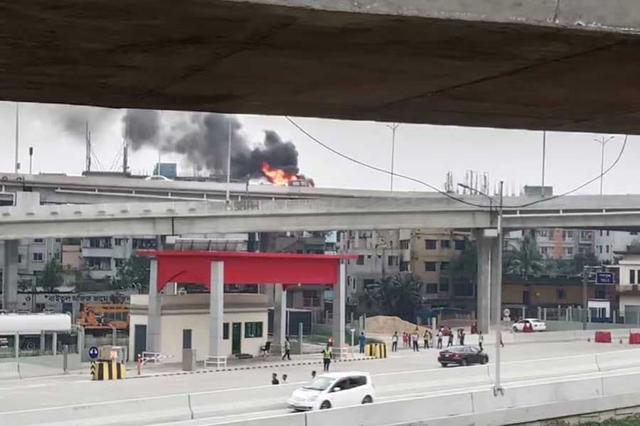 Car burns on Dhaka Elevated Expressway