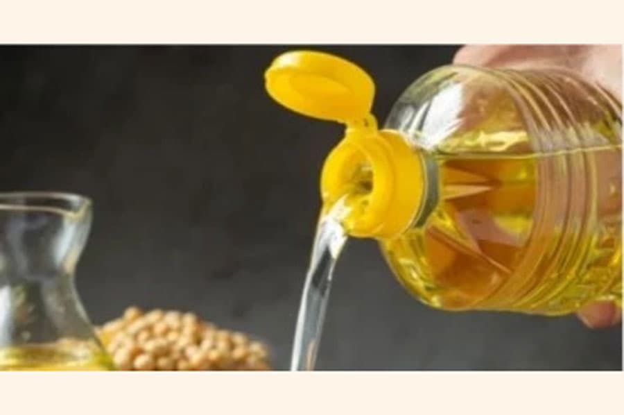 Govt hikes per litre bottle of soybean oil by Tk 4, cuts by Tk 2 on unpacked oil