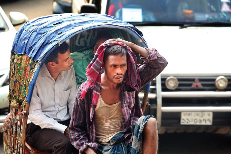 Heat waves can't beat hunger: Struggles of rickshaw pullers
