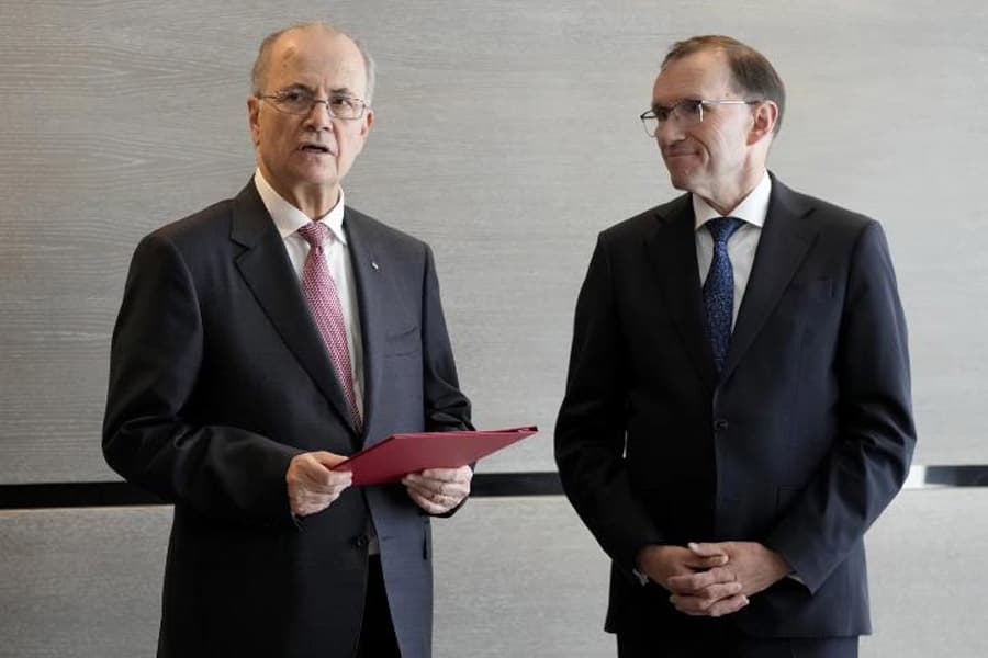 Norway hands over papers for diplomatic recognition to the Palestinian prime minister