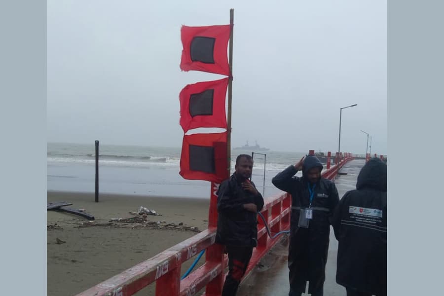 Thousands rush to shelters as Cyclone Remal floods 21 villages in Cox’s Bazar
