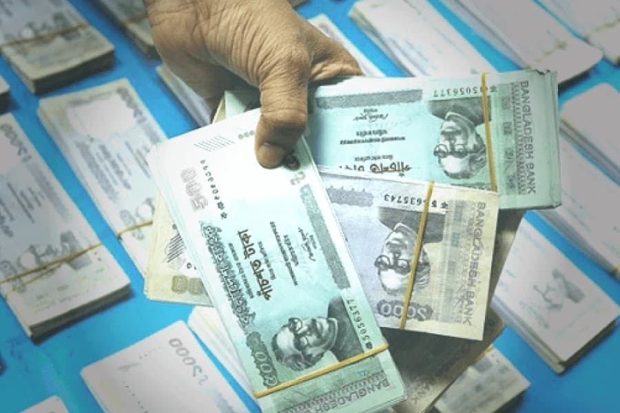 Trend in cash holding outside banks: any reason for panic?