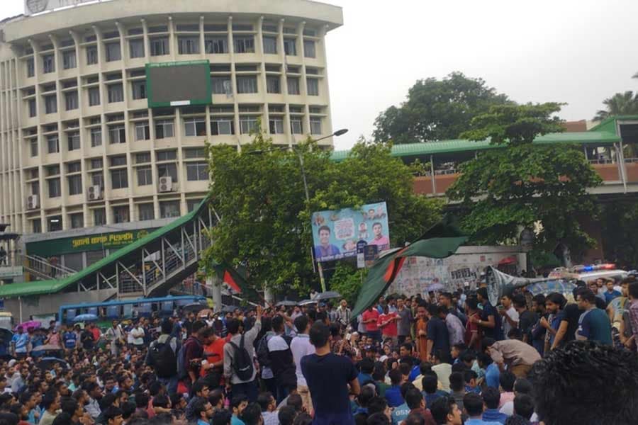 Students block Shahbagh intersection to protest quota reinstatement