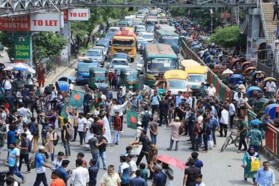 Bangla Blockade: Commuters suffer as quota protesters halt traffic in Dhaka