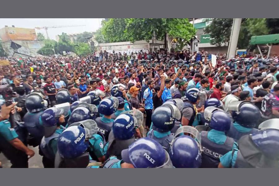 Quota protesters block Shahbagh breaking police barricade