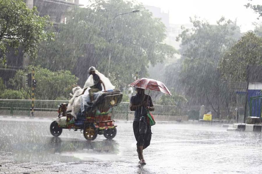 Met Office forecasts three days of heavy rains, issues landslide alerts