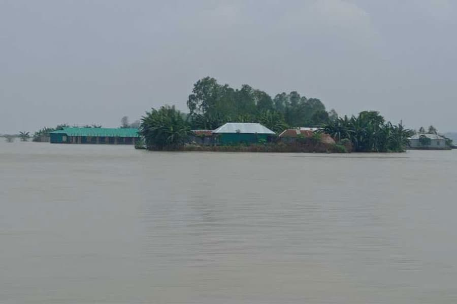 Floods in Sirajganj leave over 100,000 people stranded