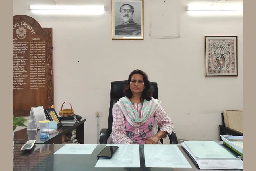 JU Bangla dept chair removes PM's photo, warden resigns