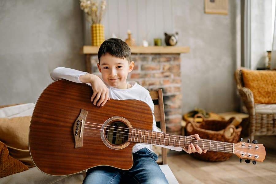 Why do many quit guitar despite starting with great enthusiasm?