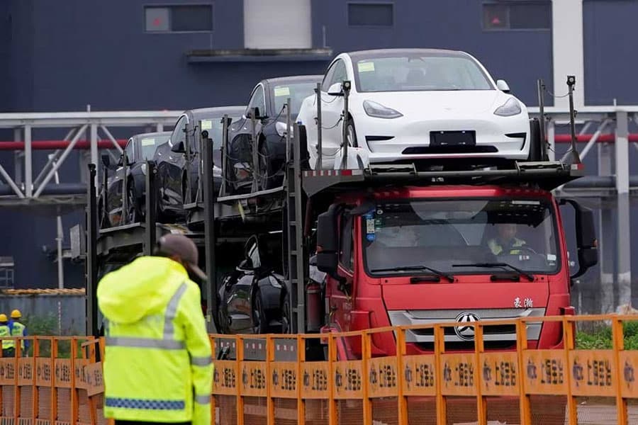 US locks in steep China tariff hikes, many to start Sept 27