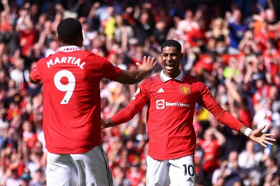Man United climb back into third with win over Everton