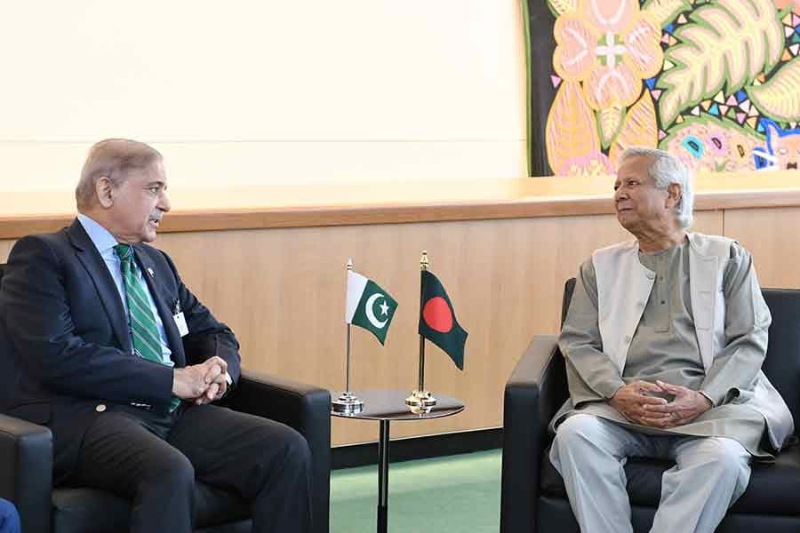 Dr Yunus meets Pakistan’s PM Shehbaz at UN General Assembly