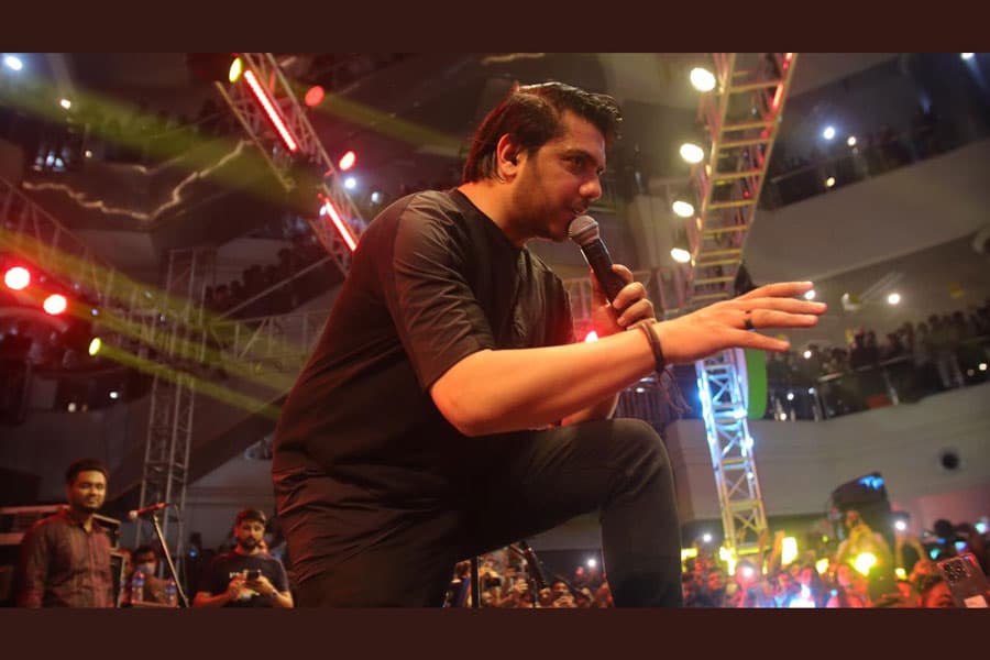 Pakistani band Jal returns to Dhaka after 12 years; chaos mars concert