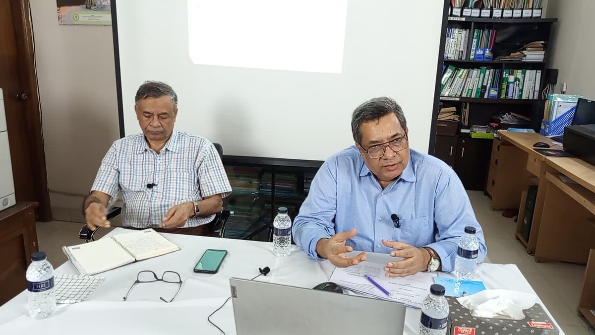 Current slow pace of economy in Bangladesh may lead to recession: Experts