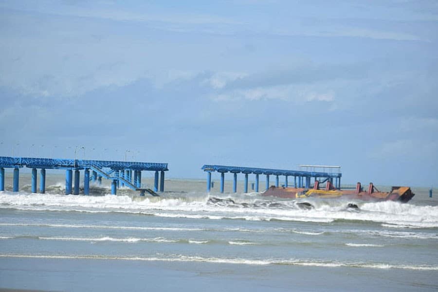 Bay turns rough as Cyclone Dana approaches
