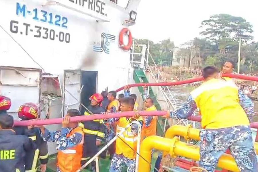 Six burnt as fire breaks out on oil tanker in Chandpur