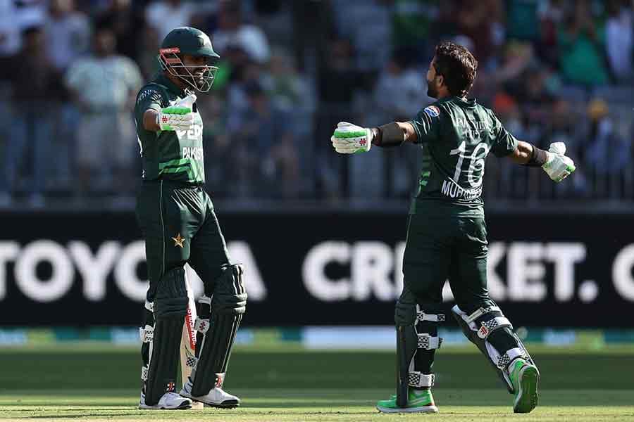 Pakistan punish disengaged Australia to take ODI series 2-1