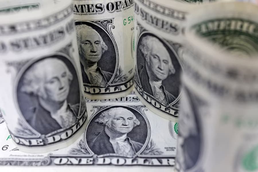 Dollar climbs with bitcoin as Trump trades ramp up