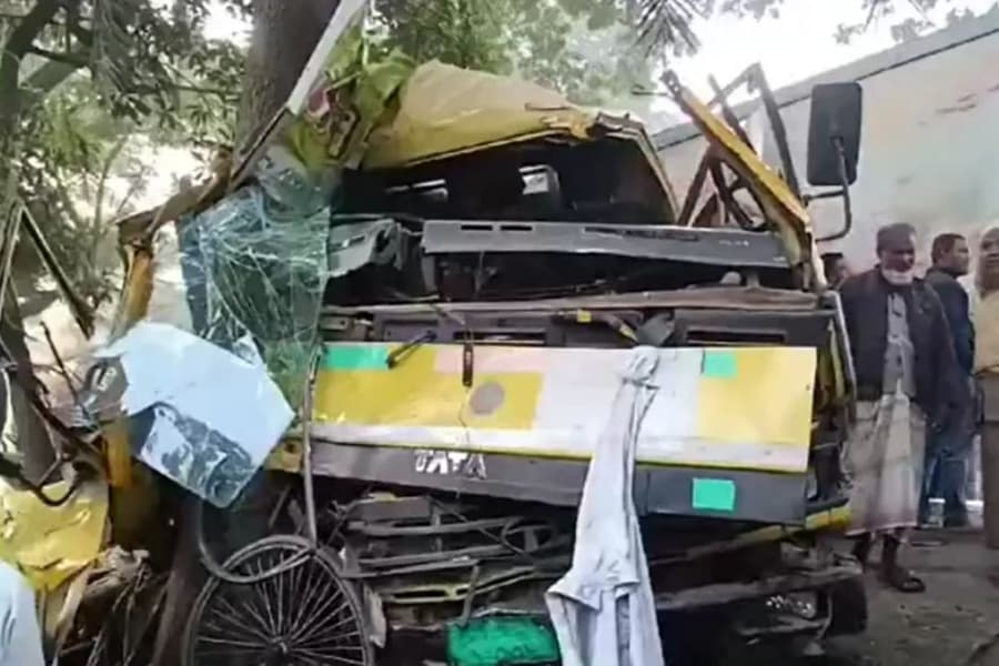 Two die in rickshaw-truck collision in Natore