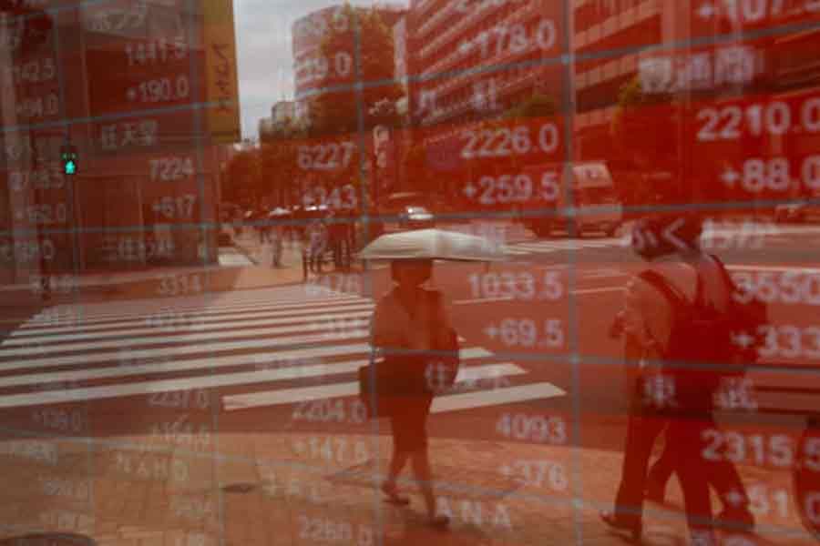 Dollar set for big annual gain as traders brace for high US rates