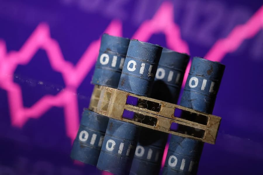 Oil settles up over 1pc on large draw from US crude stocks