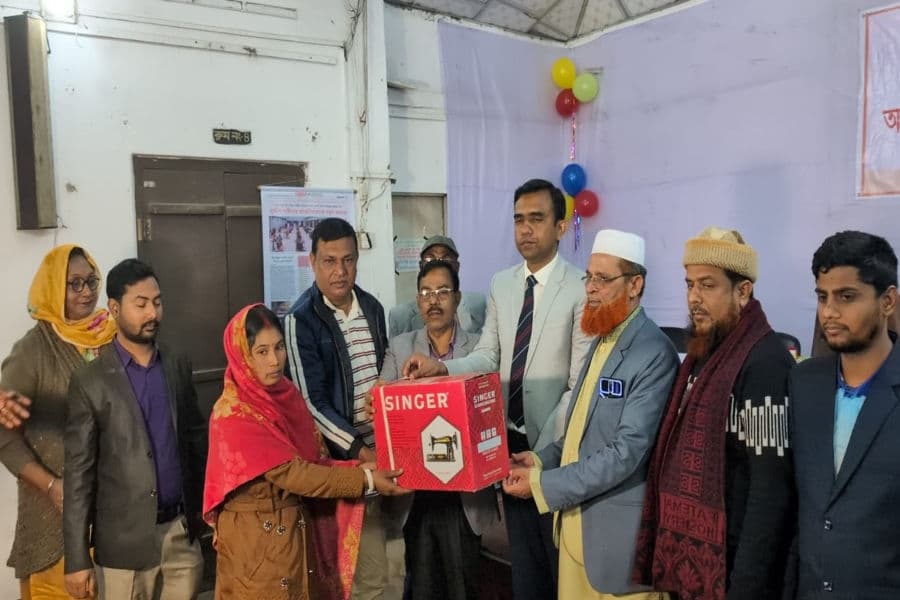 গাইবান্ধায় সেলাই মেশিন উপহার পেয়ে আবেগ আপ্লুত দরিদ্র নারীরা