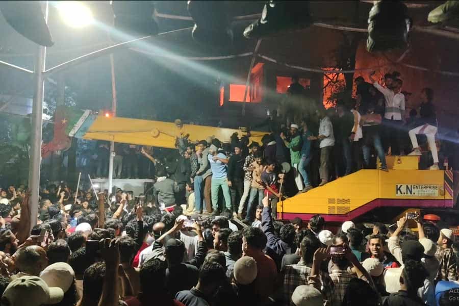Bulldozer brought in as tension grows at Dhanmondi 32