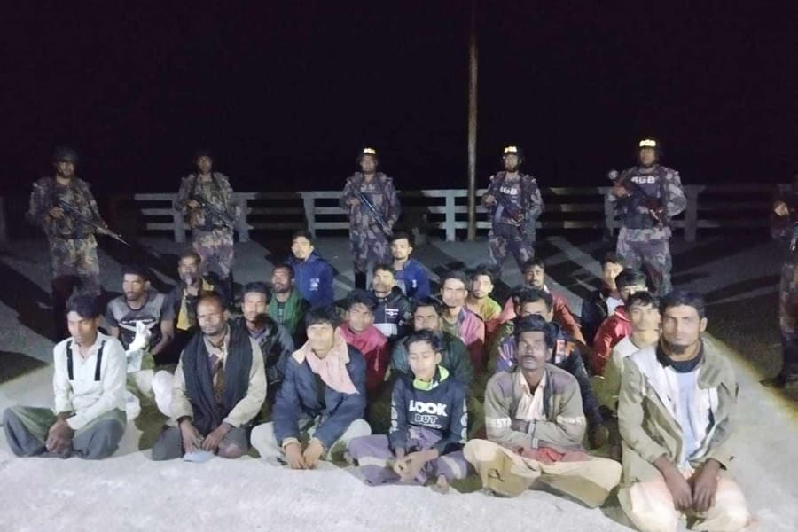 Arakan Army returns 29 Bangladeshi fishermen taken from Naf River