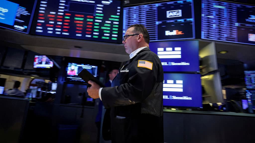 Global stock markets tumble, bonds rally on recession fear