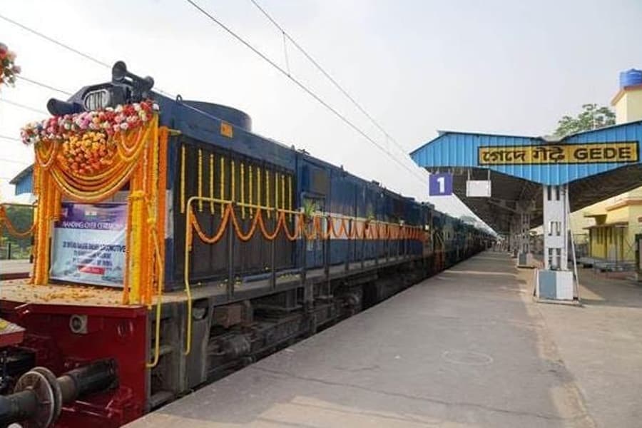 India hands over 20 broad gauge locomotives to Bangladesh