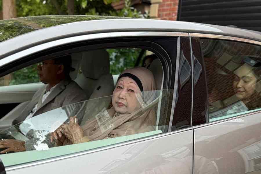 Crowd gathers at Heathrow as Khaleda flying home