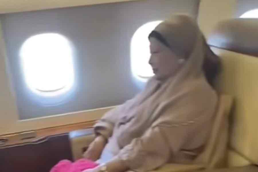 Khaleda Zia leaves London for Dhaka in air ambulance