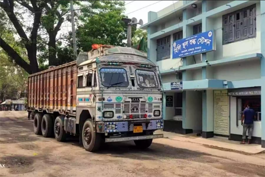 ভারতীয় পণ্যবাহী ট্রাক বিকল, ৪ ঘণ্টা পর হিলি দিয়ে আমদানি-রপ্তানি শুরু