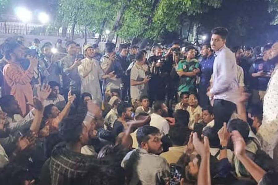 Protesters gather in front of Jamuna demanding ban on Awami League