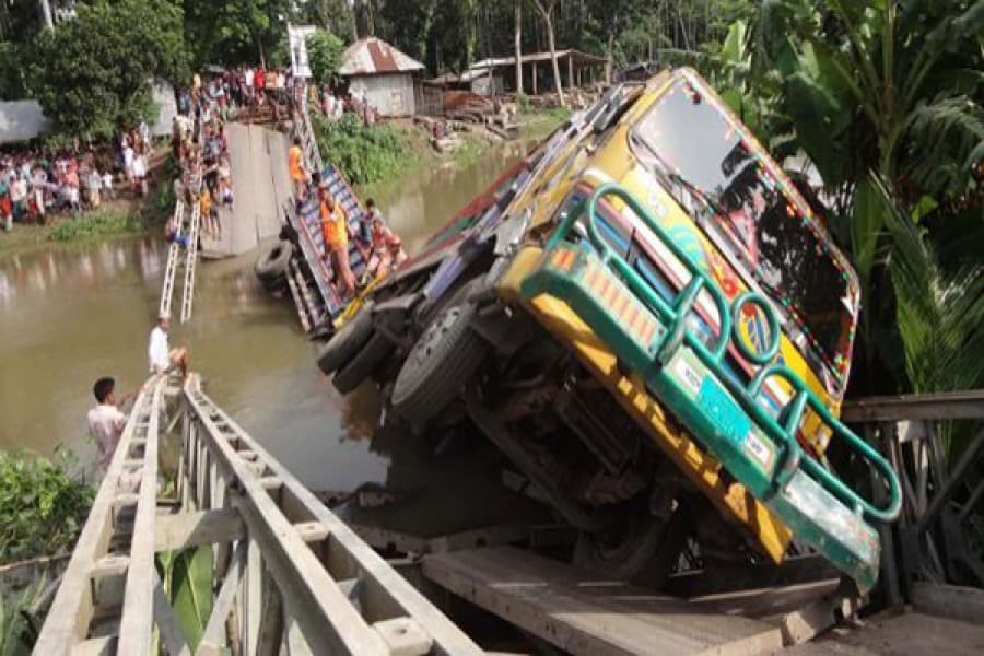 Bailey bridge collapses in Pirojpur, commuters suffer