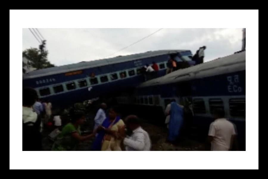 India train crash in Uttar Pradesh leaves 23 dead Train crash in Indian kills 23